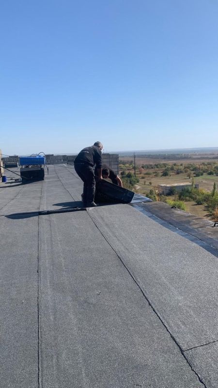 В рамках реализации Региональной адресной программы капитального ремонта общего имущества в многоквартирных домах на территории ЛНР, в Ровеньках ведутся работы по капитальному ремонту кровли многоквартирного дома № 17 на... В рамках реализации Региональной адресной программы капитального ремонта общего имущества в многоквартирных домах на территории ЛНР, в Ровеньках ведутся работы по капитальному ремонту кровли многоквартирного дома № 17 на...