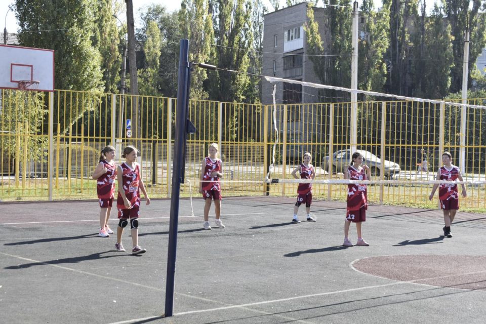 В Перевальске состоялись соревнования по женскому волейболу В Перевальске состоялись соревнования по женскому волейболу