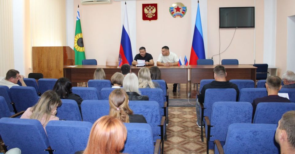 В зале заседаний администрации Белокуракинского муниципального округа состоялись занятия по антитеррористической защищенности с сотрудниками администрации и подведомственными организациями В зале заседаний администрации Белокуракинского муниципального округа состоялись занятия по антитеррористической защищенности с сотрудниками администрации и подведомственными организациями