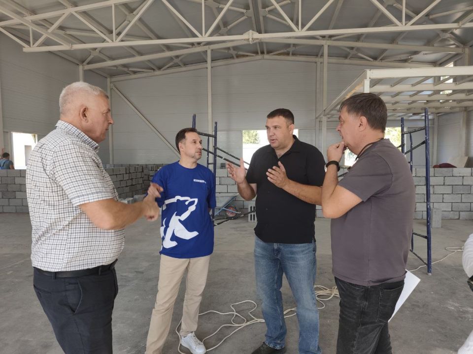 Члены местного политического совета от партии «ЕДИНАЯ РОССИЯ», представители общественности посетили помещение, в котором ведутся строительные работы для оказания качественной первой медицинской помощи Члены местного политического совета от партии «ЕДИНАЯ РОССИЯ», представители общественности посетили помещение, в котором ведутся строительные работы для оказания качественной первой медицинской помощи