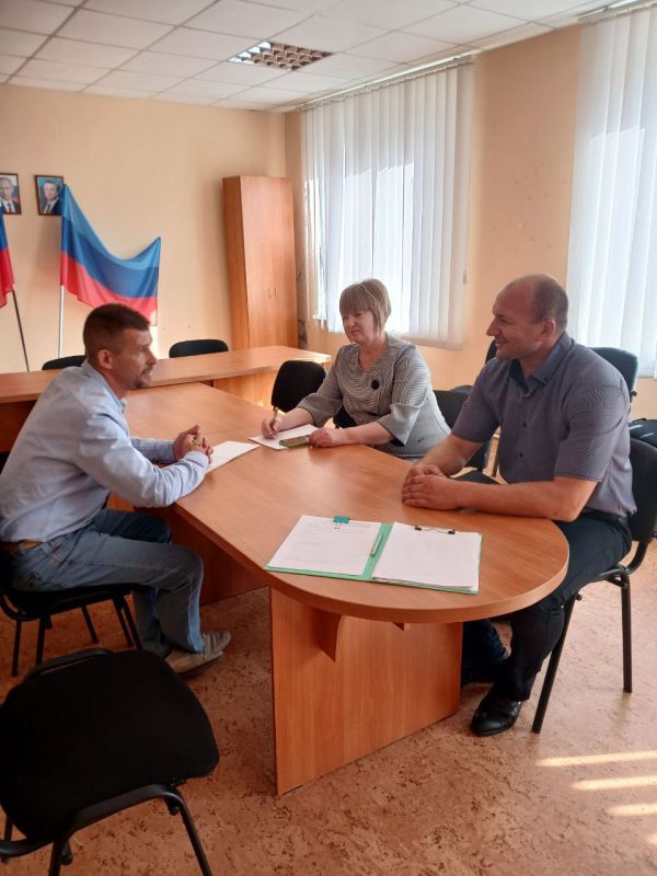 Заместитель Главы Администрации провел встречу с жителями села Роскошное Заместитель Главы Администрации провел встречу с жителями села Роскошное