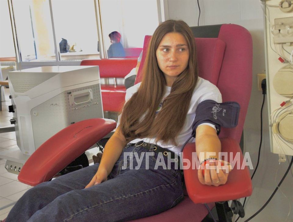 В Луганске стартовала донорская акция «Za наших», инициированная ВПП «Единая Россия» В Луганске стартовала донорская акция «Za наших», инициированная ВПП «Единая Россия»