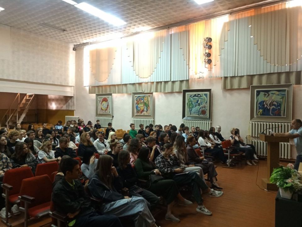 Транспортные полицейские Луганска провели профилактическую беседу со студентами Транспортные полицейские Луганска провели профилактическую беседу со студентами