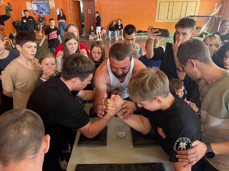 Это было КРУТО !. Именно так: круто, здорово, азартно, на одном дыхании прошли в Стаханове дружеские соревнования по армрестлингу «Сила молодежи ЛДПР» в рамках проекта «Мне по силам» Это было КРУТО !. Именно так: круто, здорово, азартно, на одном дыхании прошли в Стаханове дружеские соревнования по армрестлингу «Сила молодежи ЛДПР» в рамках проекта «Мне по силам»