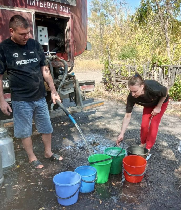 В связи с текущей ситуацией по обеспечению водой жителей города Антрацит, Администрация округа совместно с Антрацитовским департаментом ГУП ЛНР "Лугансквода" проводит меры по организации бесплатного подвоза воды В связи с текущей ситуацией по обеспечению водой жителей города Антрацит, Администрация округа совместно с Антрацитовским департаментом ГУП ЛНР "Лугансквода" проводит меры по организации бесплатного подвоза воды