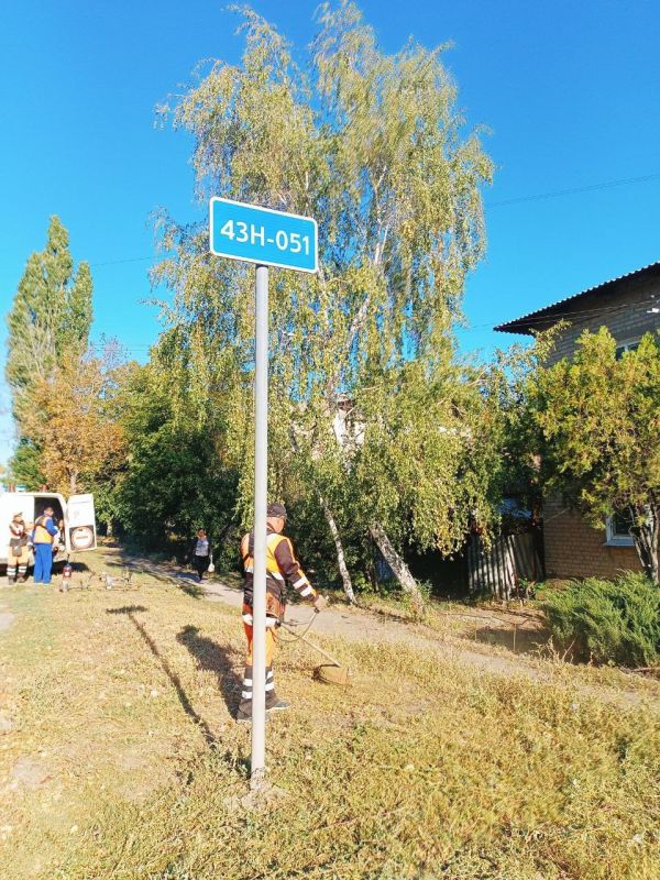 В поселке Меловое ведутся работы по благоустройству придорожной территории В поселке Меловое ведутся работы по благоустройству придорожной территории