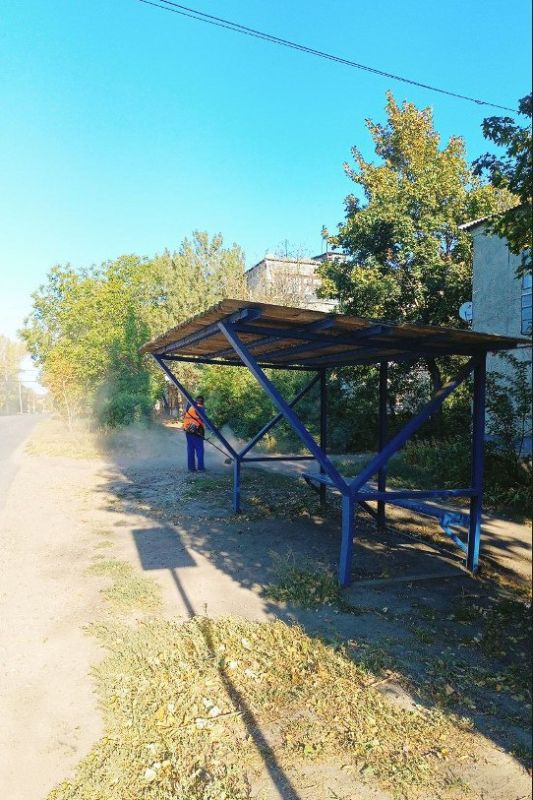 В поселке Меловое ведутся работы по благоустройству придорожной территории В поселке Меловое ведутся работы по благоустройству придорожной территории