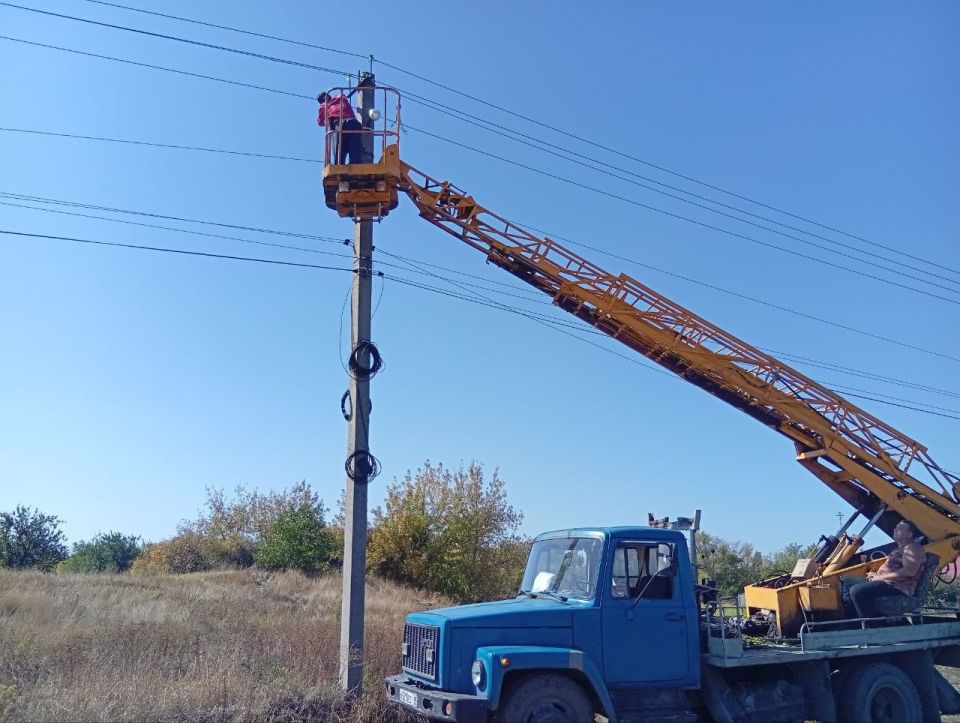 Сегодня в пгт Новодарьевка, в рамках заключенного контракта, подрядной организацией проводятся работы по ремонту линий наружного освещения Сегодня в пгт Новодарьевка, в рамках заключенного контракта, подрядной организацией проводятся работы по ремонту линий наружного освещения