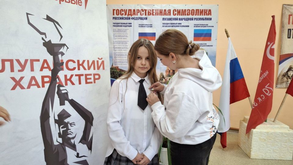 Теперь они Пионеры!. Сегодняшний день для наших учеников 5-9 классов стал по-настоящему особенным! На торжественной линейке мы все вместе стали свидетелями важного события – посвящения в Пионеры Луганской Народной Республики... Теперь они Пионеры!. Сегодняшний день для наших учеников 5-9 классов стал по-настоящему особенным! На торжественной линейке мы все вместе стали свидетелями важного события – посвящения в Пионеры Луганской Народной Республики...