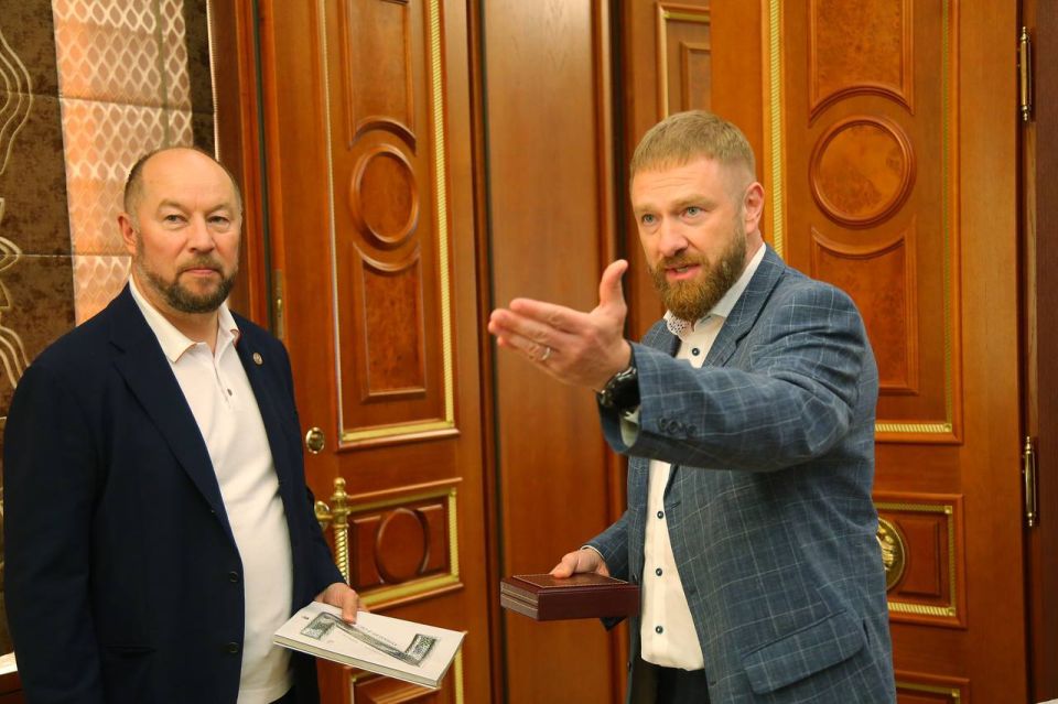 Раис Татарстана Рустам Минниханов наградил Александра Малькевича медалью «За доблестный труд» Раис Татарстана Рустам Минниханов наградил Александра Малькевича медалью «За доблестный труд»
