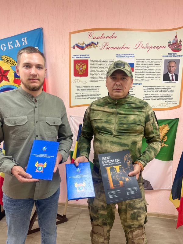 Передача книг.. Муниципальный депутат партии «ЕДИНАЯ РОССИЯ», ПО №4, Атаман казачьего общества «Станица Кременная» Андрей Скрипник передал книги: «Диалог о миссии СВО: достоинство, честь и единство» и «Казачество... Передача книг.. Муниципальный депутат партии «ЕДИНАЯ РОССИЯ», ПО №4, Атаман казачьего общества «Станица Кременная» Андрей Скрипник передал книги: «Диалог о миссии СВО: достоинство, честь и единство» и «Казачество...