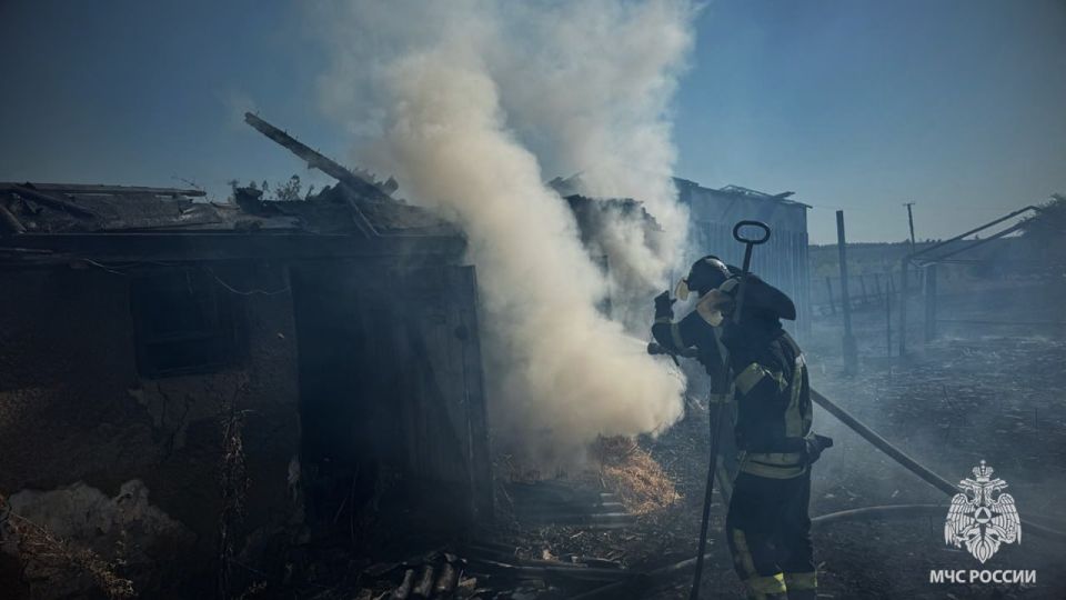 Спасатели МЧС России отстояли от огня жилые дома в Станично-Луганском м.о Спасатели МЧС России отстояли от огня жилые дома в Станично-Луганском м.о