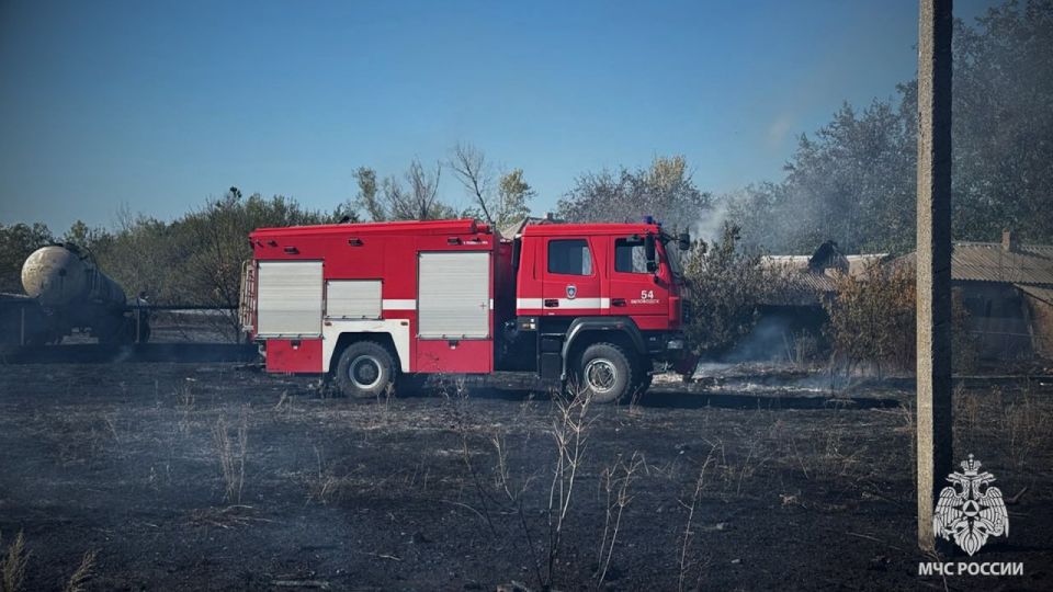 Спасатели МЧС России отстояли от огня жилые дома в Станично-Луганском м.о Спасатели МЧС России отстояли от огня жилые дома в Станично-Луганском м.о