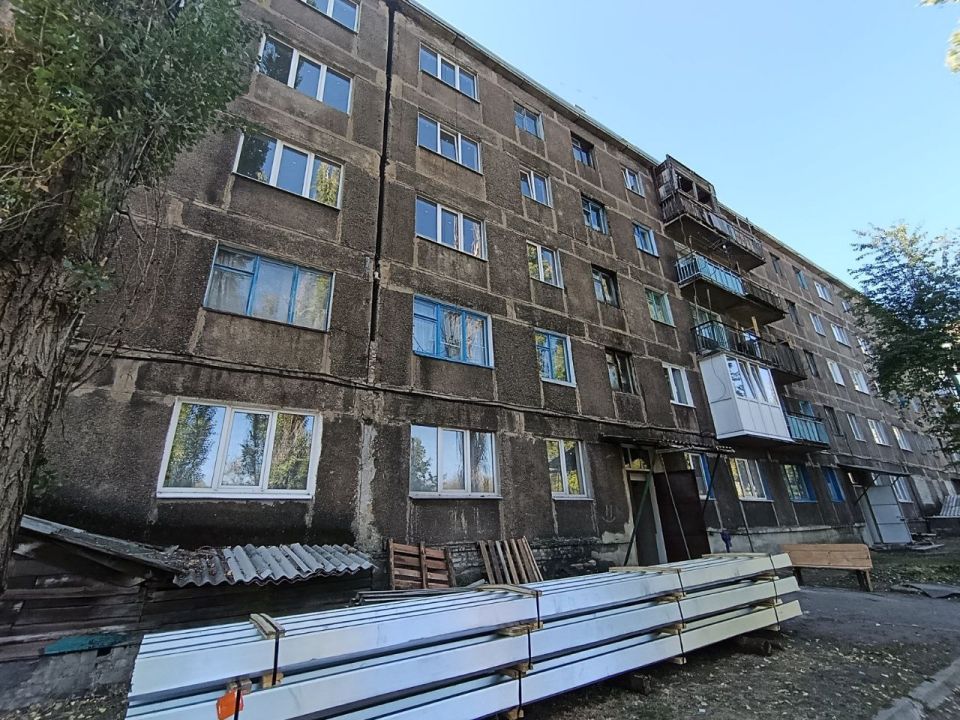 В текущем году в пгт.Донецкий реализуется ремонт двух кровель многоквартирных домов силами шефа-региона Иркутской области В текущем году в пгт.Донецкий реализуется ремонт двух кровель многоквартирных домов силами шефа-региона Иркутской области