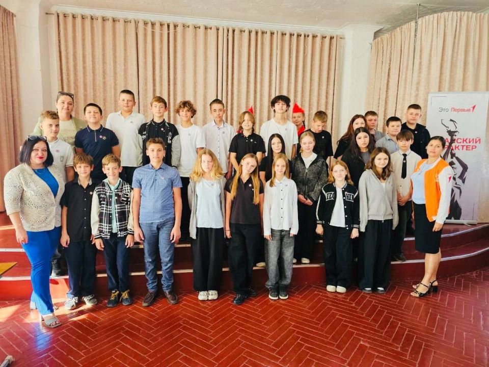 В Алчевской школе №15 присвоили ученикам средних классов звание «Пионер Луганской Народной Республики» В Алчевской школе №15 присвоили ученикам средних классов звание «Пионер Луганской Народной Республики»