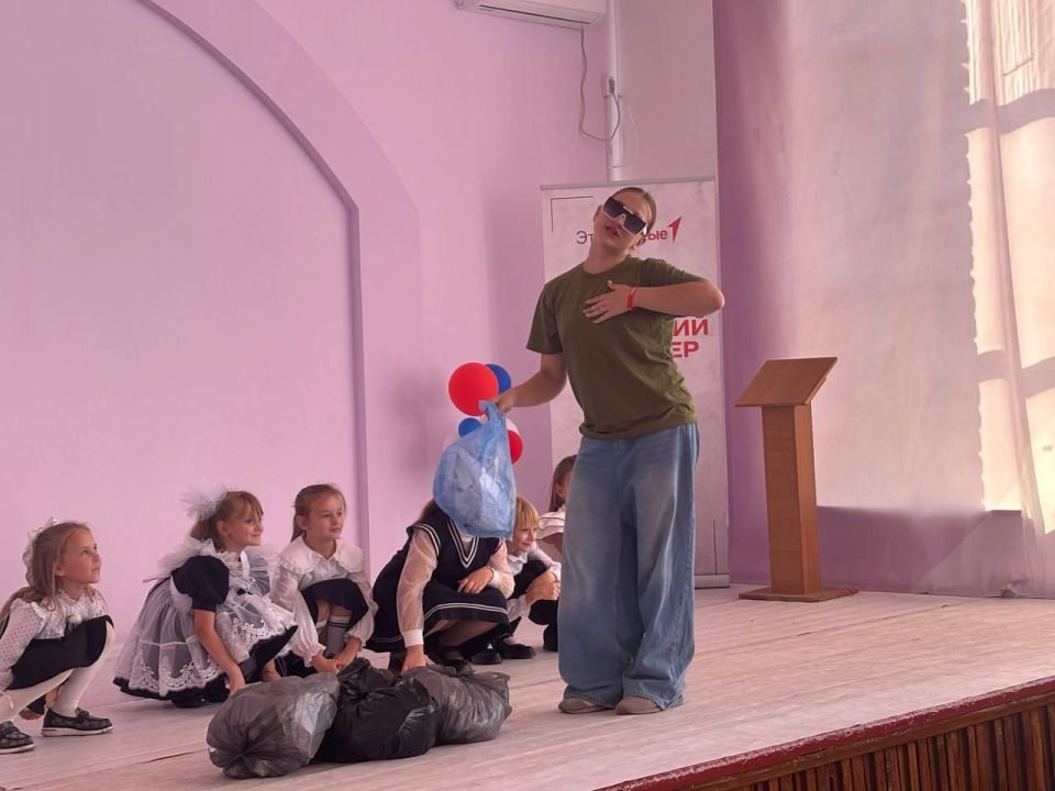 Ровеньковская школа №3 присоединилась ко Всероссийскому экологическому субботнику "Зелёная Россия" Ровеньковская школа №3 присоединилась ко Всероссийскому экологическому субботнику "Зелёная Россия"