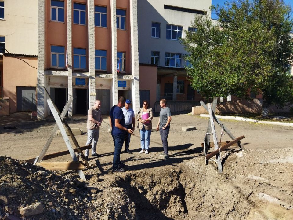 Заместитель Главы Администрации городского округа город Ровеньки Дмитрий Игошин совместно с депутатами Совета городского округа города Ровеньки Валерием Дьячковым и Романом Казаковым провели инспектирование ремонтных работ... Заместитель Главы Администрации городского округа город Ровеньки Дмитрий Игошин совместно с депутатами Совета городского округа города Ровеньки Валерием Дьячковым и Романом Казаковым провели инспектирование ремонтных работ...