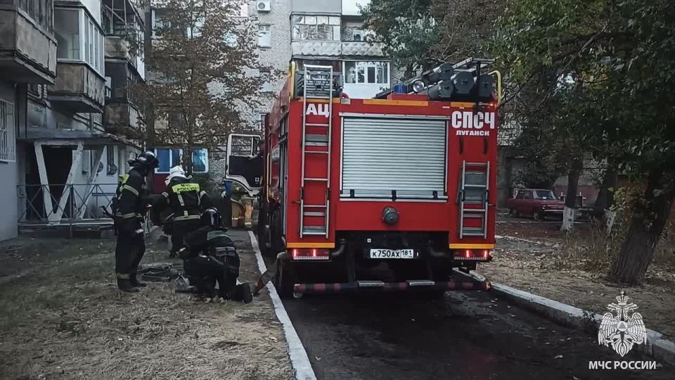 Сигарета или жизнь: сотрудники МЧС России спасли мужчину на пожаре в Луганске