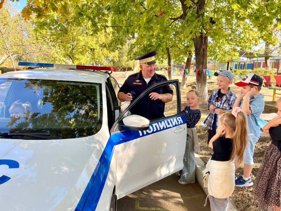 Сотрудники Госавтоинспекции провели обучающие мероприятия в детских садах Луганска Сотрудники Госавтоинспекции провели обучающие мероприятия в детских садах Луганска