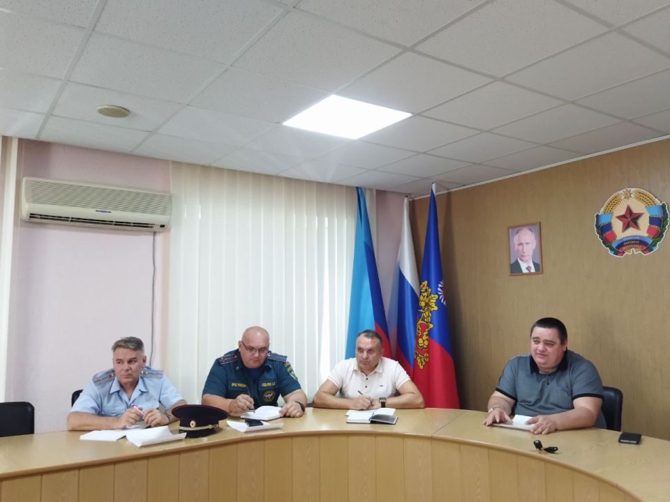 Глава Администрации городского округа город Ровеньки Рубанцов Андрей Викторович, провел заседание комиссии по предупреждению и ликвидации чрезвычайных ситуаций и обеспечению пожарной безопасности на территории городского... Глава Администрации городского округа город Ровеньки Рубанцов Андрей Викторович, провел заседание комиссии по предупреждению и ликвидации чрезвычайных ситуаций и обеспечению пожарной безопасности на территории городского...