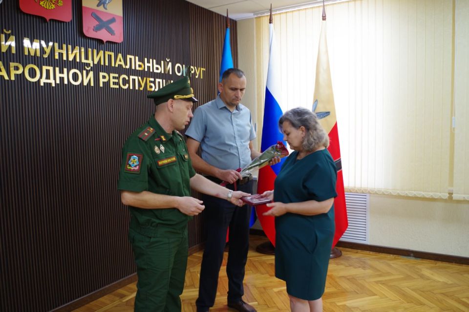 Вадим Евтушенко врип Главы администрации округа и военный комиссар военного комиссариата округа майор Сергей Моисеенко вручили ордена Мужества родственникам героически погибших участников специальной военной операции (СВО)... Вадим Евтушенко врип Главы администрации округа и военный комиссар военного комиссариата округа майор Сергей Моисеенко вручили ордена Мужества родственникам героически погибших участников специальной военной операции (СВО)...