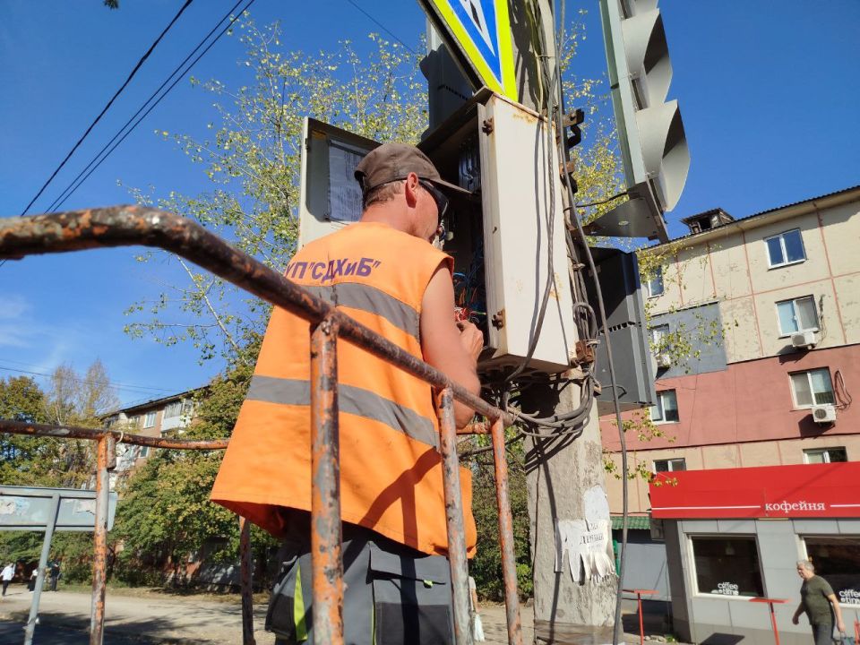 Коммунальные службы проводят работы на территории города Коммунальные службы проводят работы на территории города