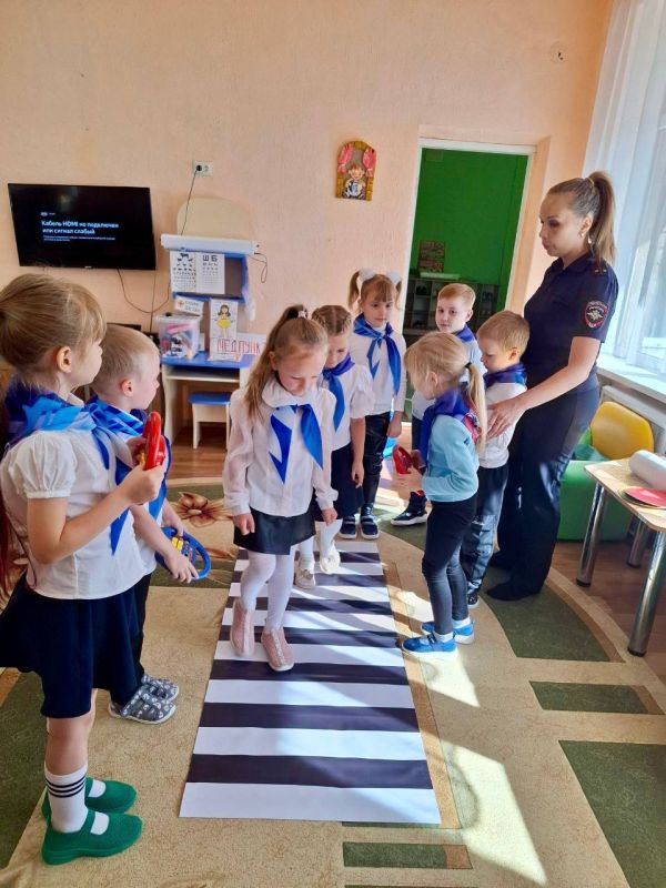 Сотрудники Госавтоинспекции провели обучающие мероприятия в детских садах Луганска Сотрудники Госавтоинспекции провели обучающие мероприятия в детских садах Луганска