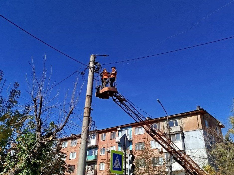 Коммунальные службы проводят работы на территории города Коммунальные службы проводят работы на территории города