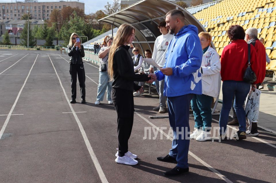 В Свердловске прошли муниципальные соревнования по бегу среди школьников и студентов колледжей, посвященные Всероссийскому дню бега «Кросс нации» В Свердловске прошли муниципальные соревнования по бегу среди школьников и студентов колледжей, посвященные Всероссийскому дню бега «Кросс нации»