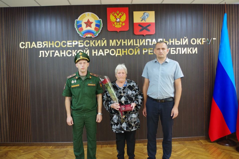 Вадим Евтушенко врип Главы администрации округа и военный комиссар военного комиссариата округа майор Сергей Моисеенко вручили ордена Мужества родственникам героически погибших участников специальной военной операции (СВО)... Вадим Евтушенко врип Главы администрации округа и военный комиссар военного комиссариата округа майор Сергей Моисеенко вручили ордена Мужества родственникам героически погибших участников специальной военной операции (СВО)...