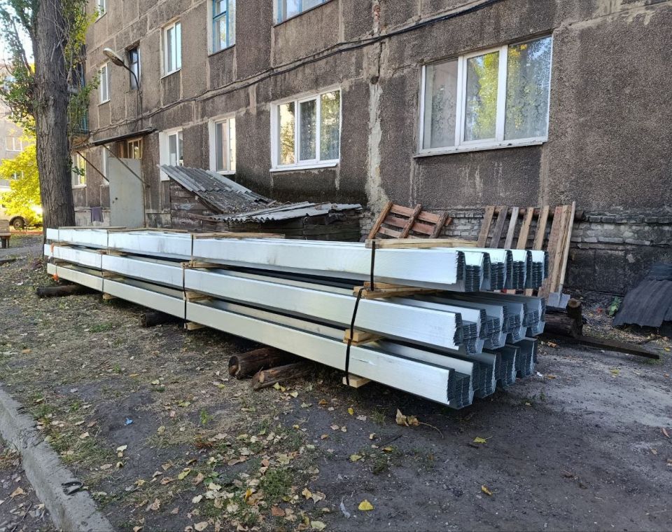 В текущем году в пгт.Донецкий реализуется ремонт двух кровель многоквартирных домов силами шефа-региона Иркутской области В текущем году в пгт.Донецкий реализуется ремонт двух кровель многоквартирных домов силами шефа-региона Иркутской области