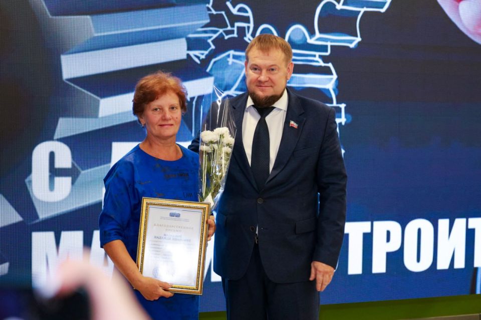 Денис Колесников поздравил машиностроителей республики с профессиональным праздником Денис Колесников поздравил машиностроителей республики с профессиональным праздником