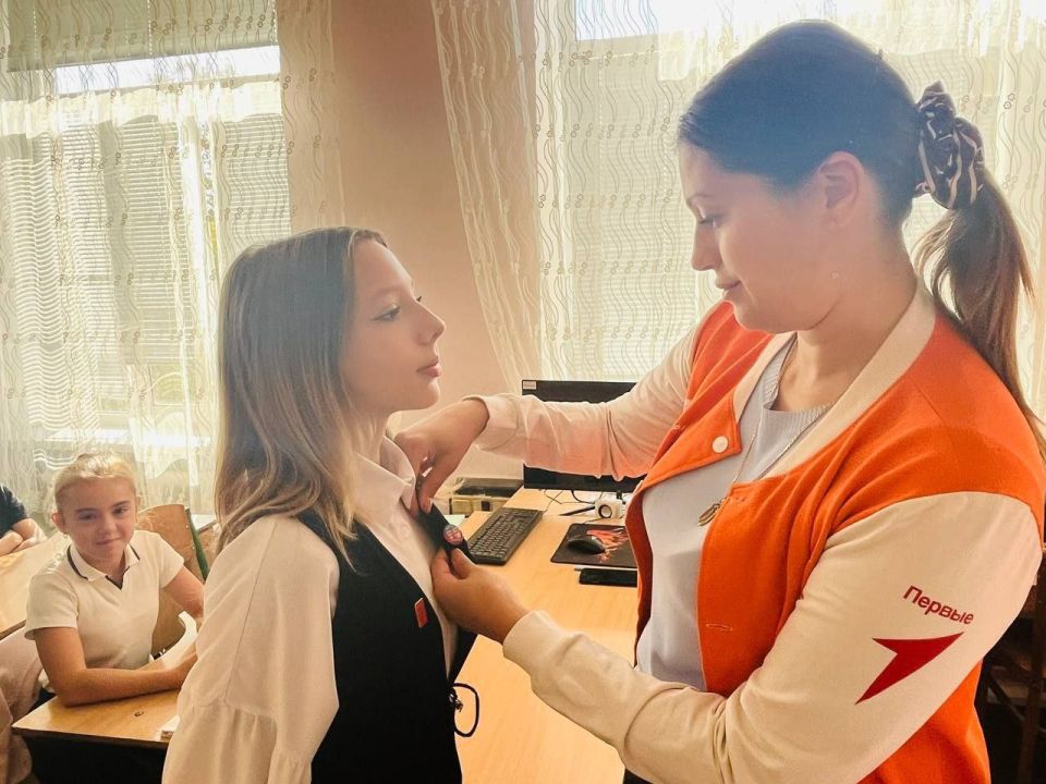 В Алчевской школе №15 присвоили ученикам средних классов звание «Пионер Луганской Народной Республики» В Алчевской школе №15 присвоили ученикам средних классов звание «Пионер Луганской Народной Республики»
