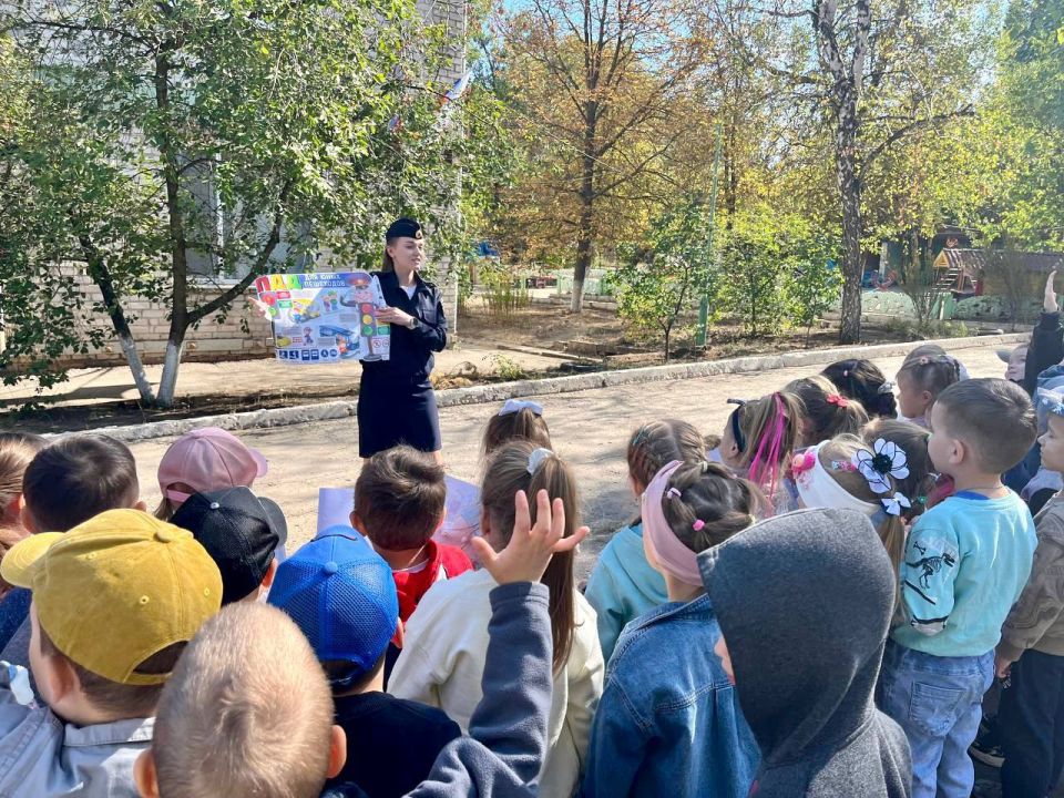 Сотрудники Госавтоинспекции провели обучающие мероприятия в детских садах Луганска Сотрудники Госавтоинспекции провели обучающие мероприятия в детских садах Луганска