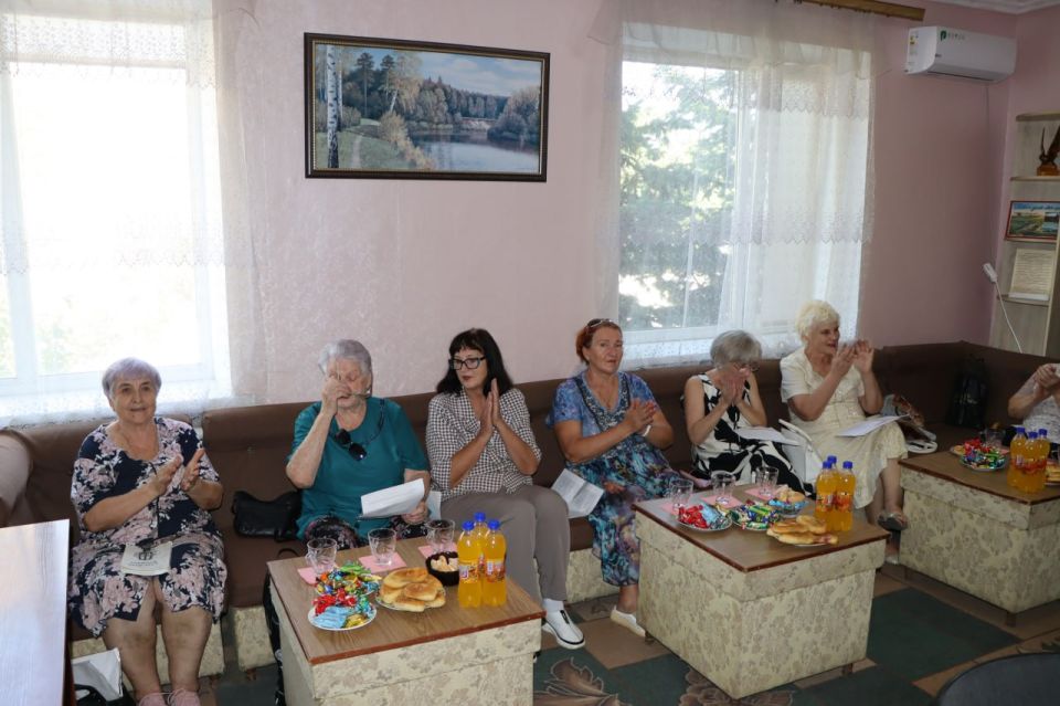 В Лутугинской библиотеке прошел вечер отдыха «Славим возраст золотой» В Лутугинской библиотеке прошел вечер отдыха «Славим возраст золотой»