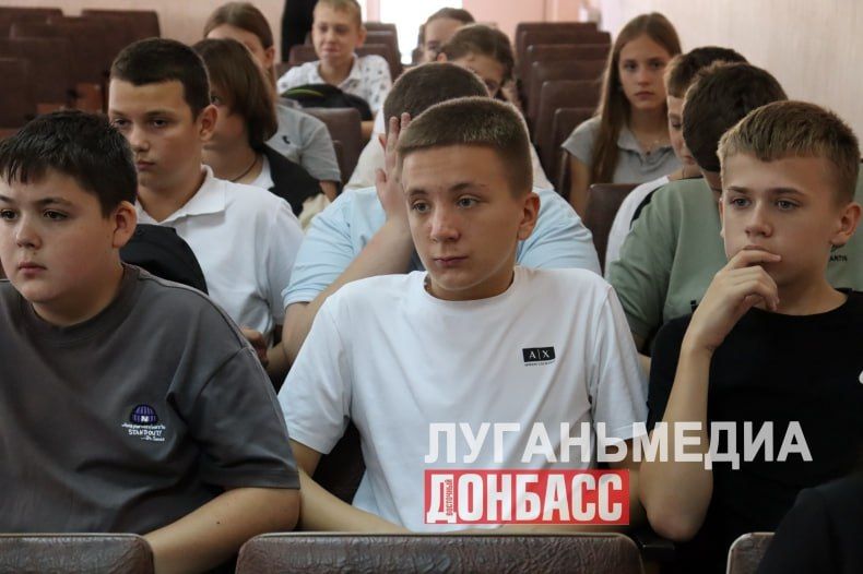 В актовом зале Свердловской ЦГМБ состоялась встреча участника СВО Алексея Бойко с молодежью муниципалитета В актовом зале Свердловской ЦГМБ состоялась встреча участника СВО Алексея Бойко с молодежью муниципалитета
