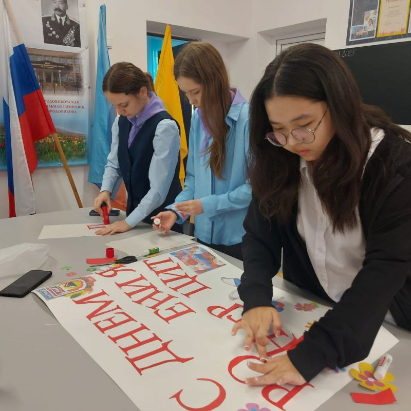 В Городовиковской многопрофильной гимназии им. Б.Б. Городовикова прошло коллективно - творческое дело, приуроченное к празднованию Дня города Антрацита Луганской Народной Республики В Городовиковской многопрофильной гимназии им. Б.Б. Городовикова прошло коллективно - творческое дело, приуроченное к празднованию Дня города Антрацита Луганской Народной Республики