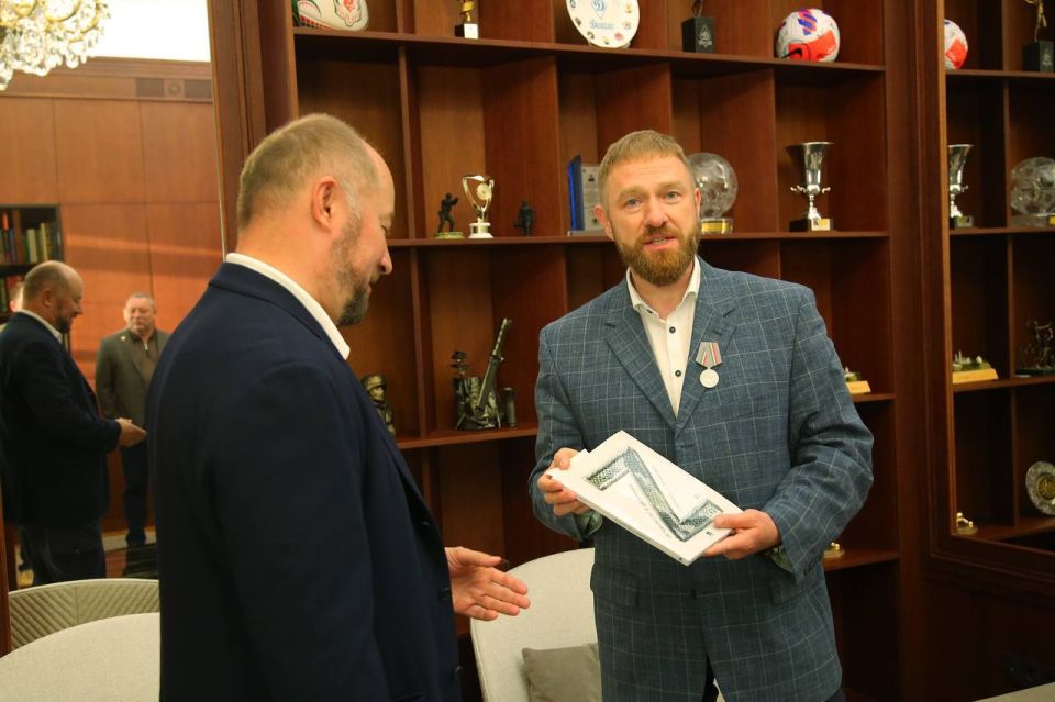 Раис Татарстана Рустам Минниханов наградил Александра Малькевича медалью «За доблестный труд» Раис Татарстана Рустам Минниханов наградил Александра Малькевича медалью «За доблестный труд»