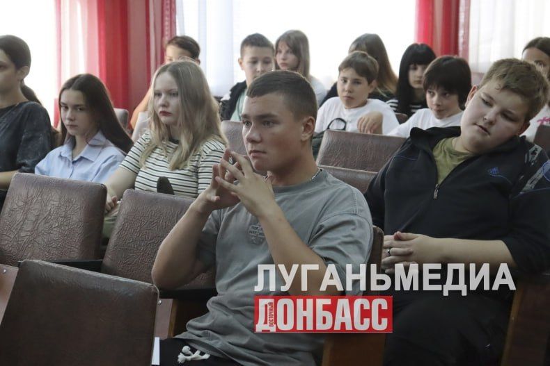 В актовом зале Свердловской ЦГМБ состоялась встреча участника СВО Алексея Бойко с молодежью муниципалитета В актовом зале Свердловской ЦГМБ состоялась встреча участника СВО Алексея Бойко с молодежью муниципалитета