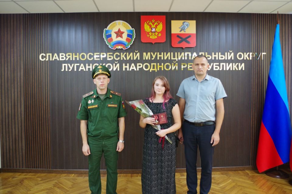 Вадим Евтушенко врип Главы администрации округа и военный комиссар военного комиссариата округа майор Сергей Моисеенко вручили ордена Мужества родственникам героически погибших участников специальной военной операции (СВО)... Вадим Евтушенко врип Главы администрации округа и военный комиссар военного комиссариата округа майор Сергей Моисеенко вручили ордена Мужества родственникам героически погибших участников специальной военной операции (СВО)...