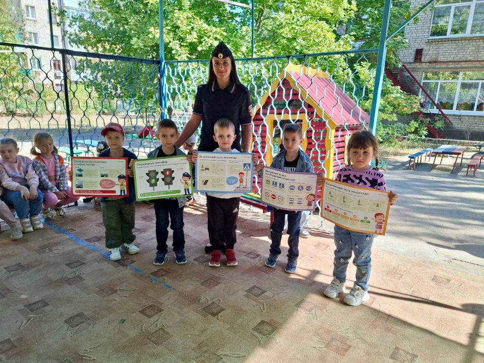 Сотрудники Госавтоинспекции провели обучающие мероприятия в детских садах Луганска Сотрудники Госавтоинспекции провели обучающие мероприятия в детских садах Луганска