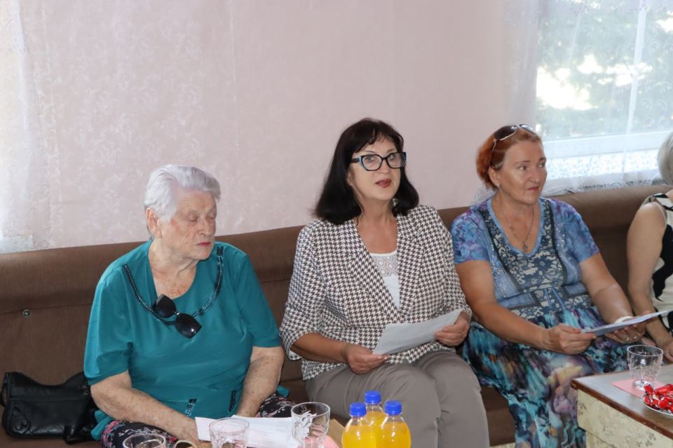 В Лутугинской библиотеке прошел вечер отдыха «Славим возраст золотой» В Лутугинской библиотеке прошел вечер отдыха «Славим возраст золотой»