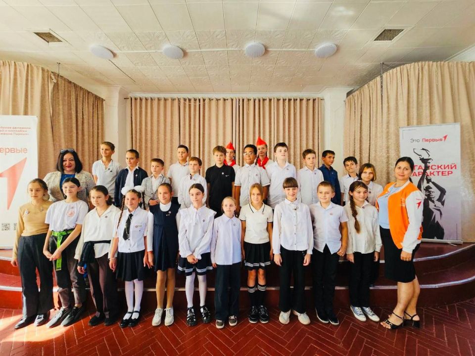 В Алчевской школе №15 присвоили ученикам средних классов звание «Пионер Луганской Народной Республики» В Алчевской школе №15 присвоили ученикам средних классов звание «Пионер Луганской Народной Республики»