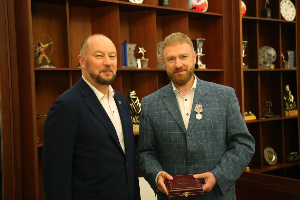 Раис Татарстана Рустам Минниханов наградил Александра Малькевича медалью «За доблестный труд» Раис Татарстана Рустам Минниханов наградил Александра Малькевича медалью «За доблестный труд»
