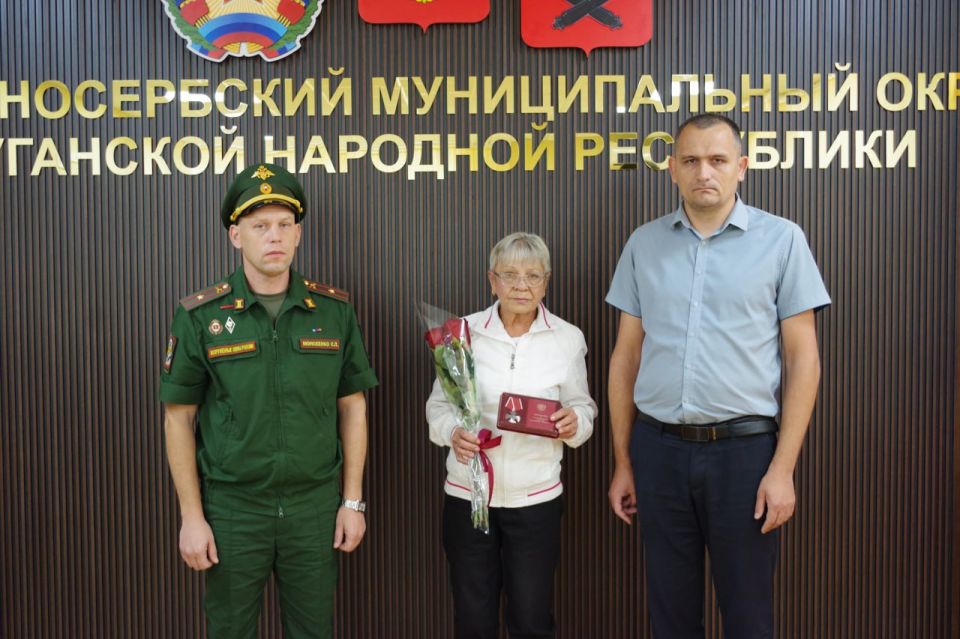 Вадим Евтушенко врип Главы администрации округа и военный комиссар военного комиссариата округа майор Сергей Моисеенко вручили ордена Мужества родственникам героически погибших участников специальной военной операции (СВО)... Вадим Евтушенко врип Главы администрации округа и военный комиссар военного комиссариата округа майор Сергей Моисеенко вручили ордена Мужества родственникам героически погибших участников специальной военной операции (СВО)...