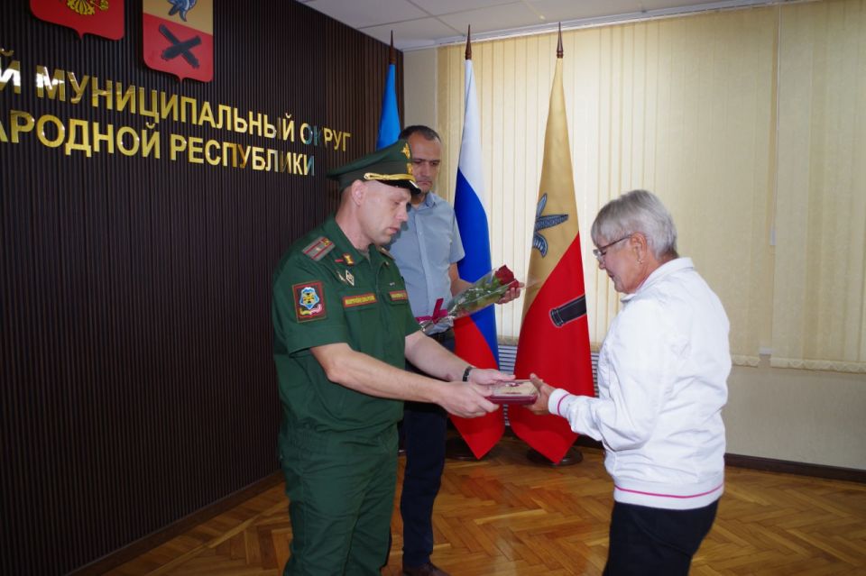 Вадим Евтушенко врип Главы администрации округа и военный комиссар военного комиссариата округа майор Сергей Моисеенко вручили ордена Мужества родственникам героически погибших участников специальной военной операции (СВО)... Вадим Евтушенко врип Главы администрации округа и военный комиссар военного комиссариата округа майор Сергей Моисеенко вручили ордена Мужества родственникам героически погибших участников специальной военной операции (СВО)...