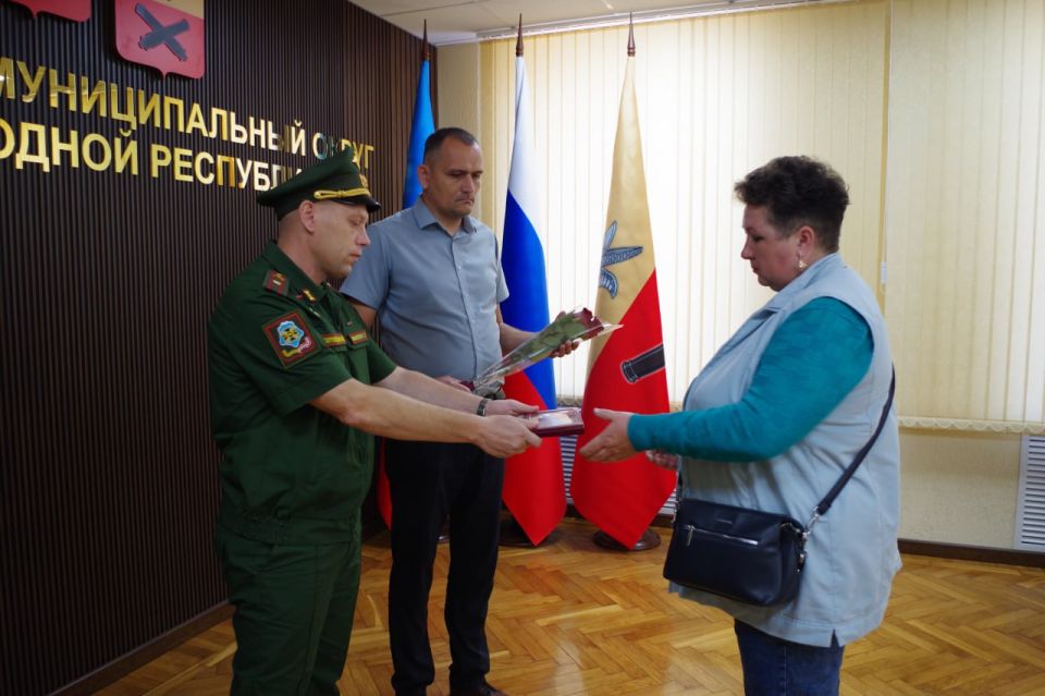 Вадим Евтушенко врип Главы администрации округа и военный комиссар военного комиссариата округа майор Сергей Моисеенко вручили ордена Мужества родственникам героически погибших участников специальной военной операции (СВО)... Вадим Евтушенко врип Главы администрации округа и военный комиссар военного комиссариата округа майор Сергей Моисеенко вручили ордена Мужества родственникам героически погибших участников специальной военной операции (СВО)...