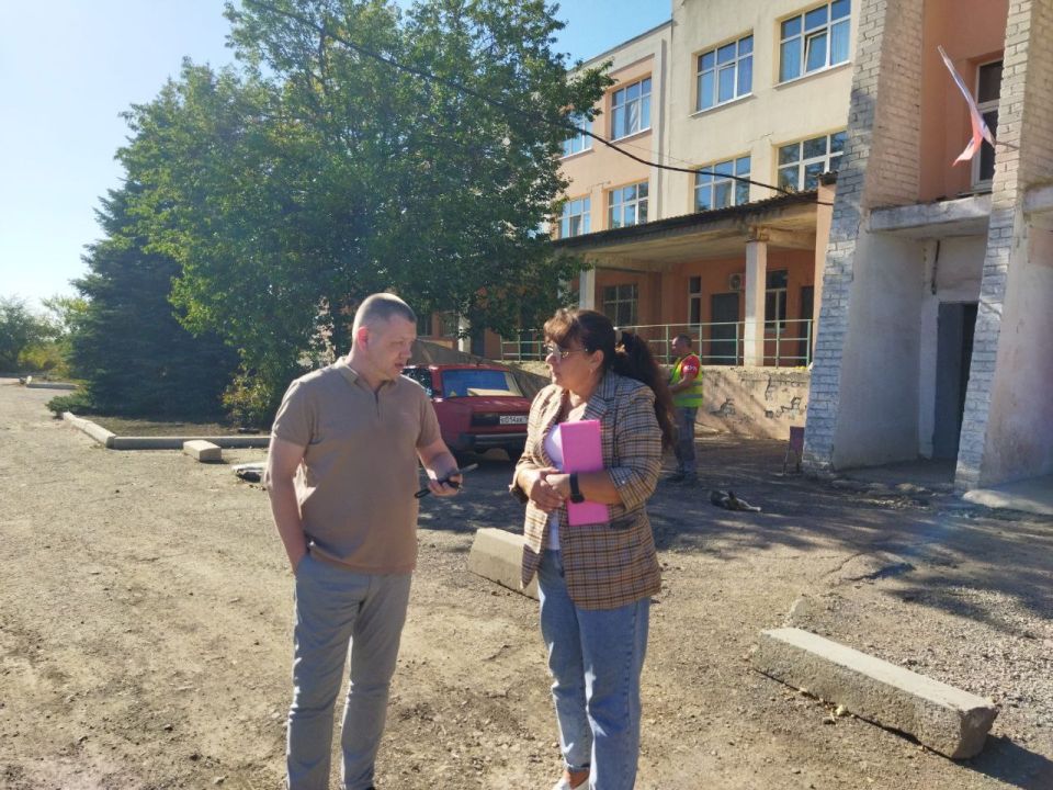 Заместитель Главы Администрации городского округа город Ровеньки Дмитрий Игошин совместно с депутатами Совета городского округа города Ровеньки Валерием Дьячковым и Романом Казаковым провели инспектирование ремонтных работ... Заместитель Главы Администрации городского округа город Ровеньки Дмитрий Игошин совместно с депутатами Совета городского округа города Ровеньки Валерием Дьячковым и Романом Казаковым провели инспектирование ремонтных работ...