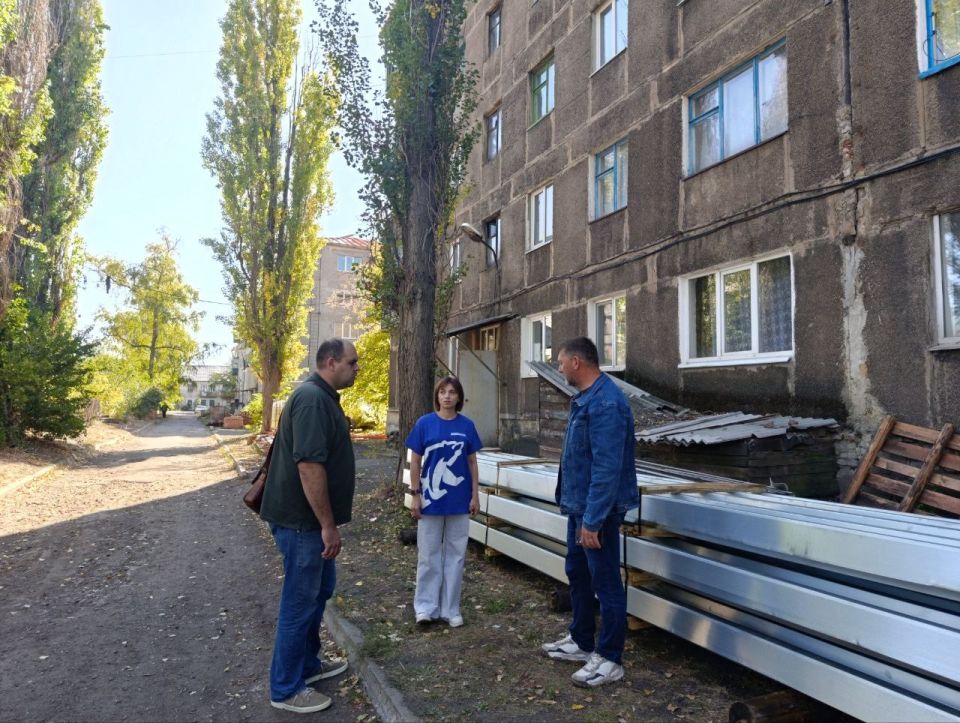 В Кировске по народной программе «Единой России» продолжается ремонт кровли многоквартирных домов В Кировске по народной программе «Единой России» продолжается ремонт кровли многоквартирных домов