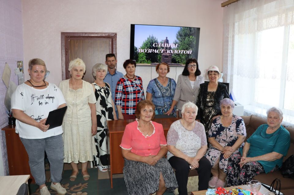 В Лутугинской библиотеке прошел вечер отдыха «Славим возраст золотой» В Лутугинской библиотеке прошел вечер отдыха «Славим возраст золотой»